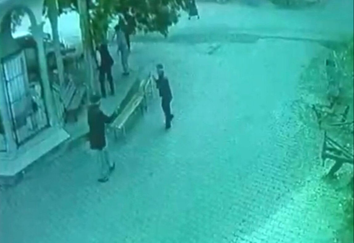 Bir elinde baston bir elinde silahla k&ouml;yde dehşet sa&ccedil;tı! 1'i ağır 3 yaralı - 2. Resim