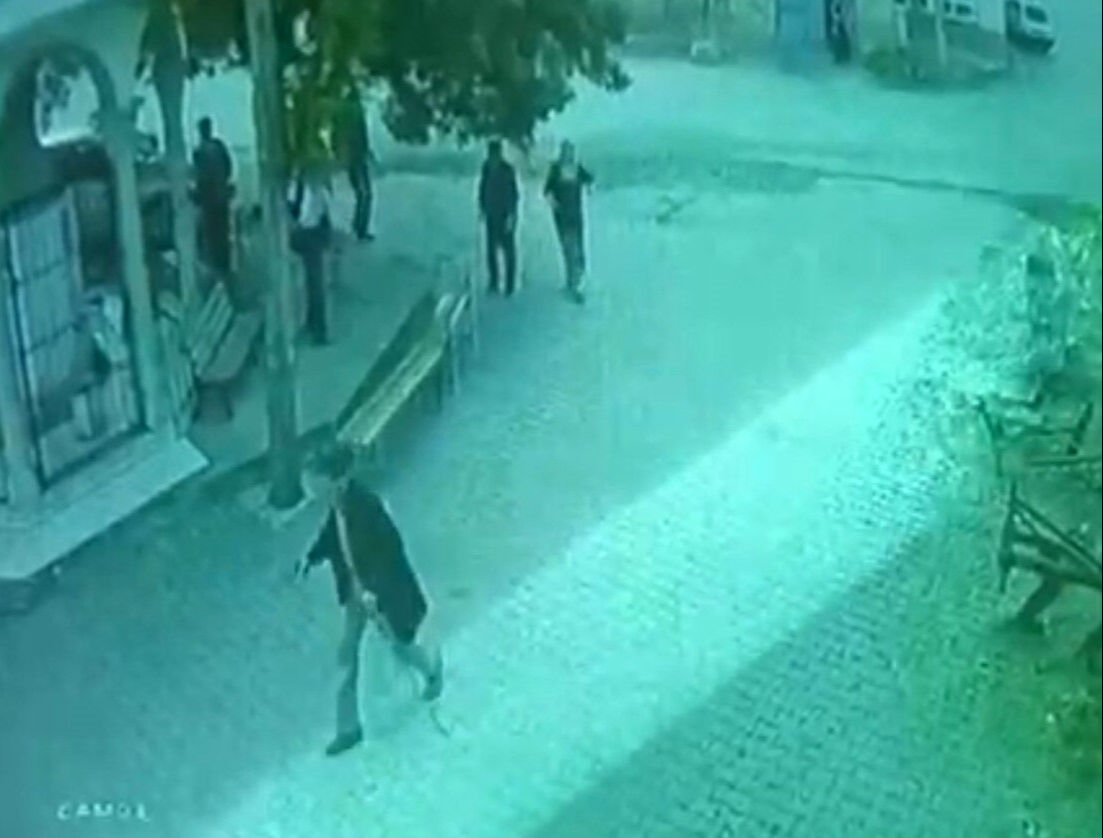 Bir elinde baston bir elinde silahla k&ouml;yde dehşet sa&ccedil;tı! 1'i ağır 3 yaralı - 1. Resim