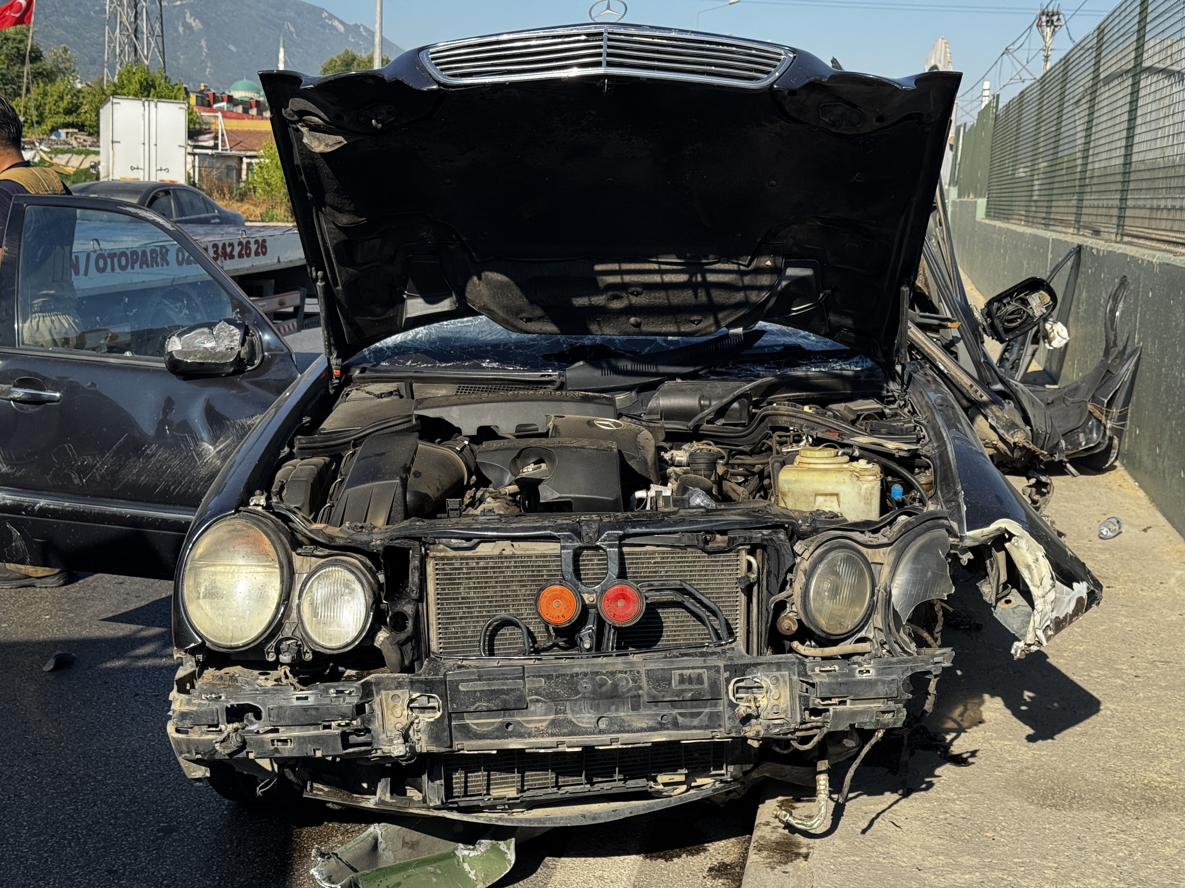 Bursa'da feci kaza: Ok gibi saplanan bariyer, aracın bagajından çıktı! - 1. Resim