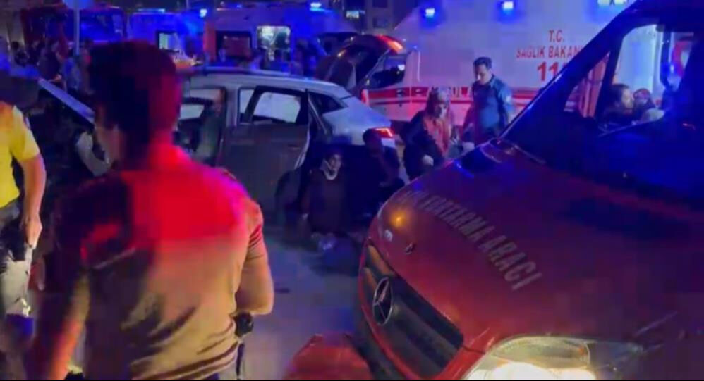 Bursa'da iki araç çarpıştı, can pazarı yaşandı! Çok sayıda yaralı var - 1. Resim