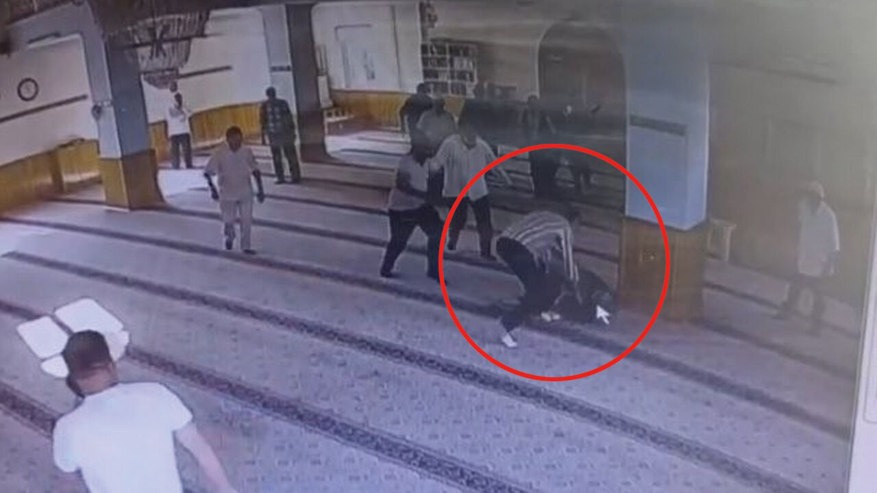 Defalarca bıçaklamış! Kayseri'de, camideki kan donduran cinayet kamerada Defalarca bıçaklamış! Kayseri'de, camideki kan donduran cinayet kamerada - 3. Resim