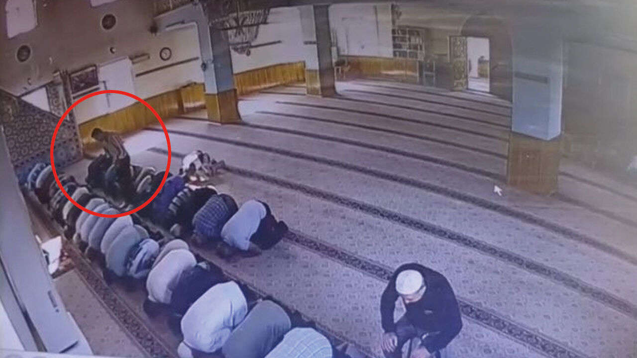 Defalarca bıçaklamış! Kayseri'de, camideki kan donduran cinayet kamerada Defalarca bıçaklamış! Kayseri'de, camideki kan donduran cinayet kamerada - 2. Resim