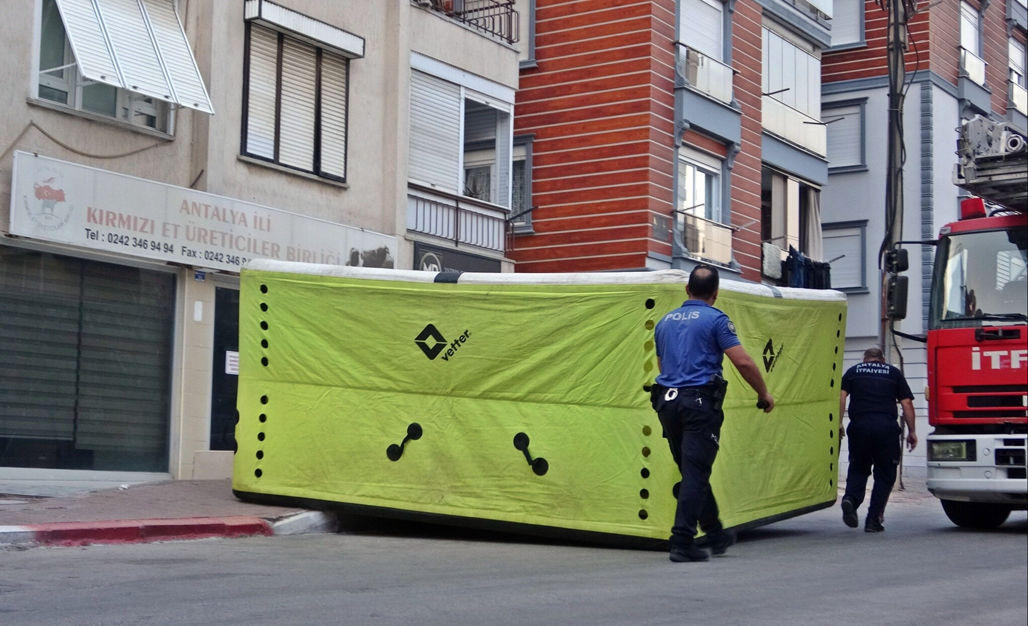 Eşine kızdı, ekiplerle köşe kapmaca oynadı: Izdırap tam 2,5 saat sürdü! - 2. Resim