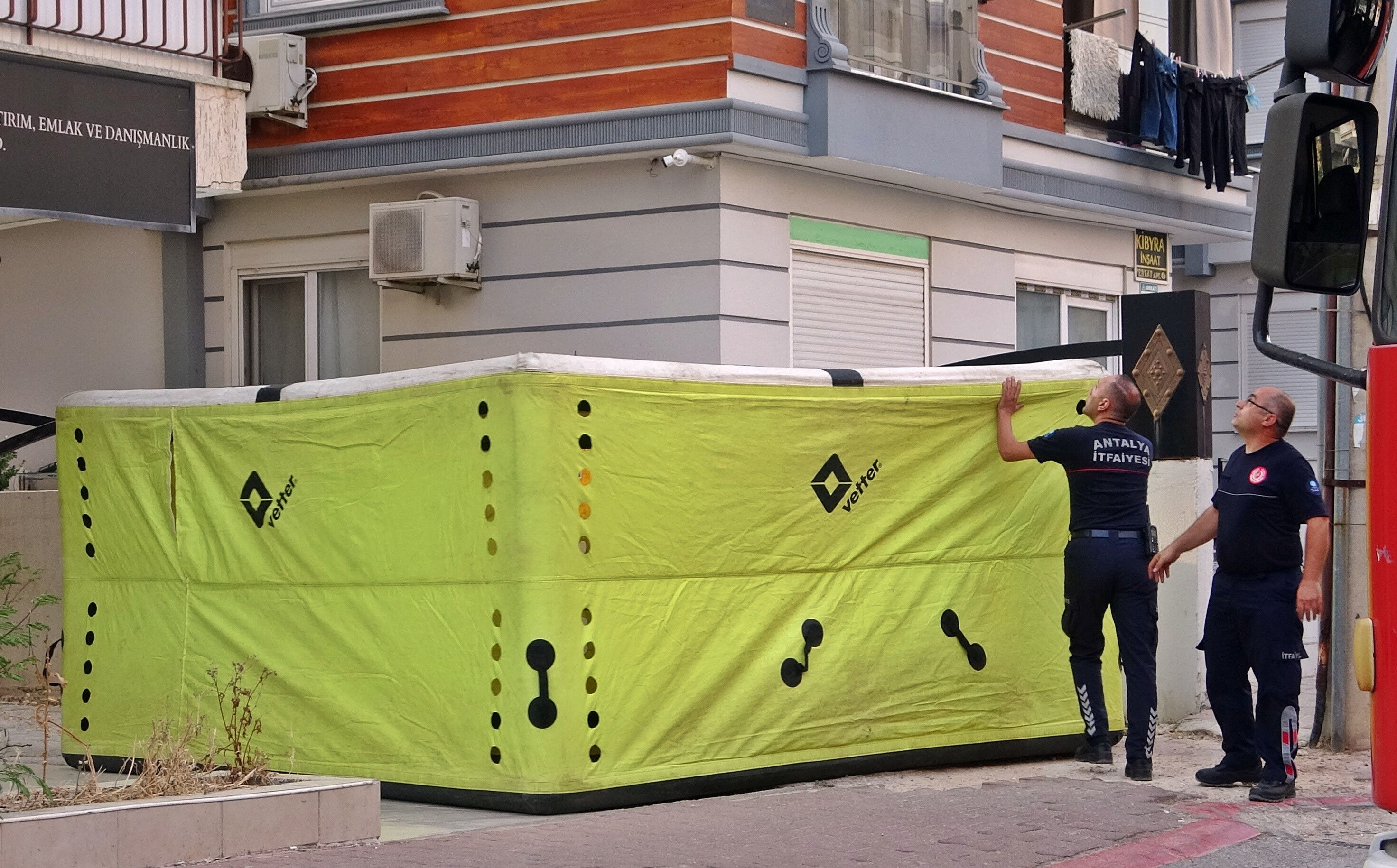 Eşine kızdı, ekiplerle köşe kapmaca oynadı: Izdırap tam 2,5 saat sürdü! - 3. Resim