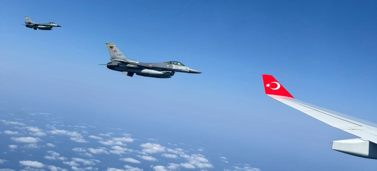 F-16’lardan Cumhurbaşkanı Erdoğan’a gökyüzünde selam F-16'ların fotoğraflarını, Cumhurbaşkanı Erdoğan'ın uçağında bulunan Türkiye Gazetesi Genel Yayın Koordinatörü Yücel Koç çekti.