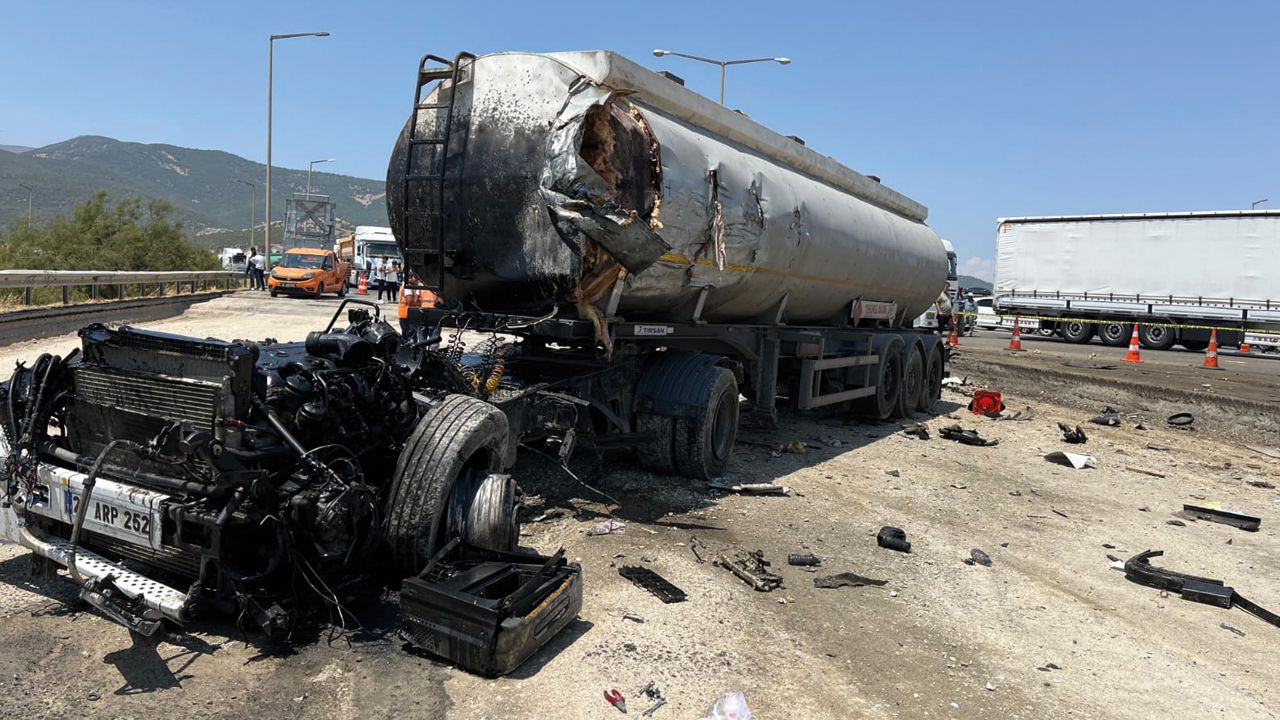 Gaziantep&#039;te feci kaza: Tırla tanker çarpıştı, 2 kişi öldü
