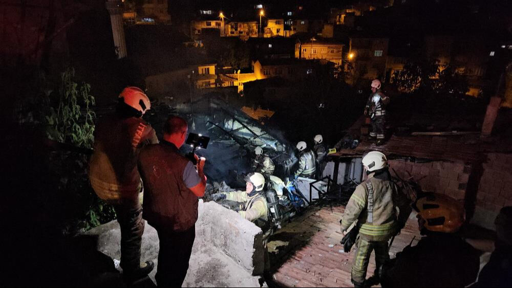 İstanbul'da sıcak saatler! Patlayan buzdolabı yangın çıkardı, alevler 3 eve sıçradı - 1. Resim