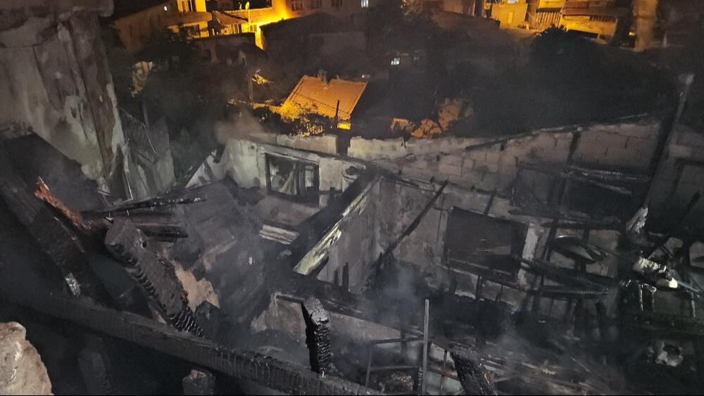 İstanbul'da sıcak saatler! Patlayan buzdolabı yangın çıkardı, alevler 3 eve sıçradı - 2. Resim