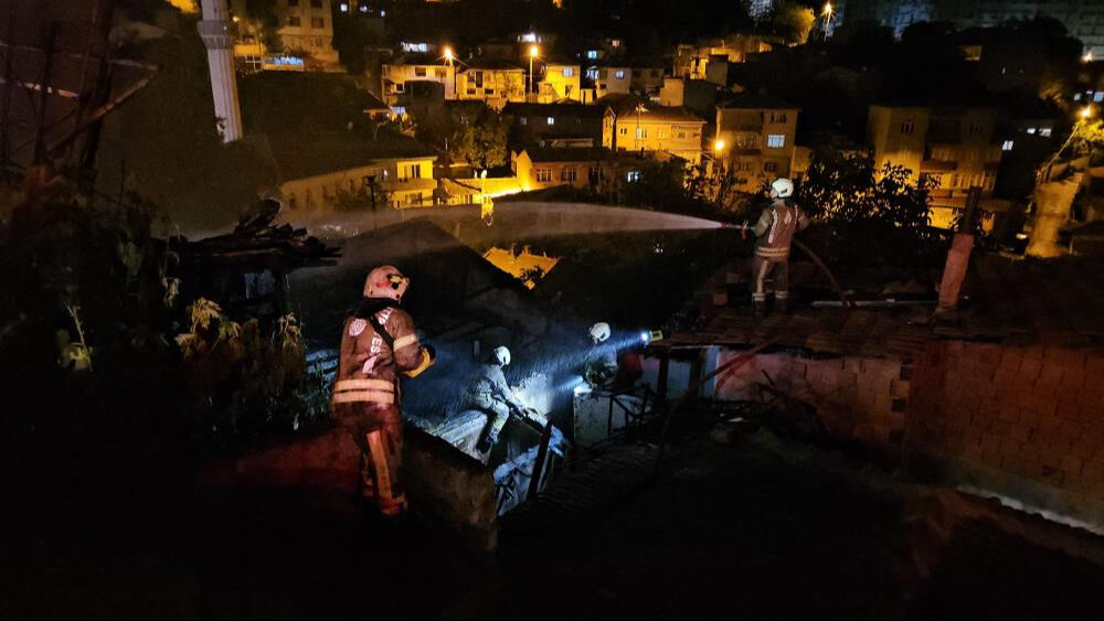 İstanbul'da sıcak saatler! Patlayan buzdolabı yangın çıkardı, alevler 3 eve sıçradı - 3. Resim