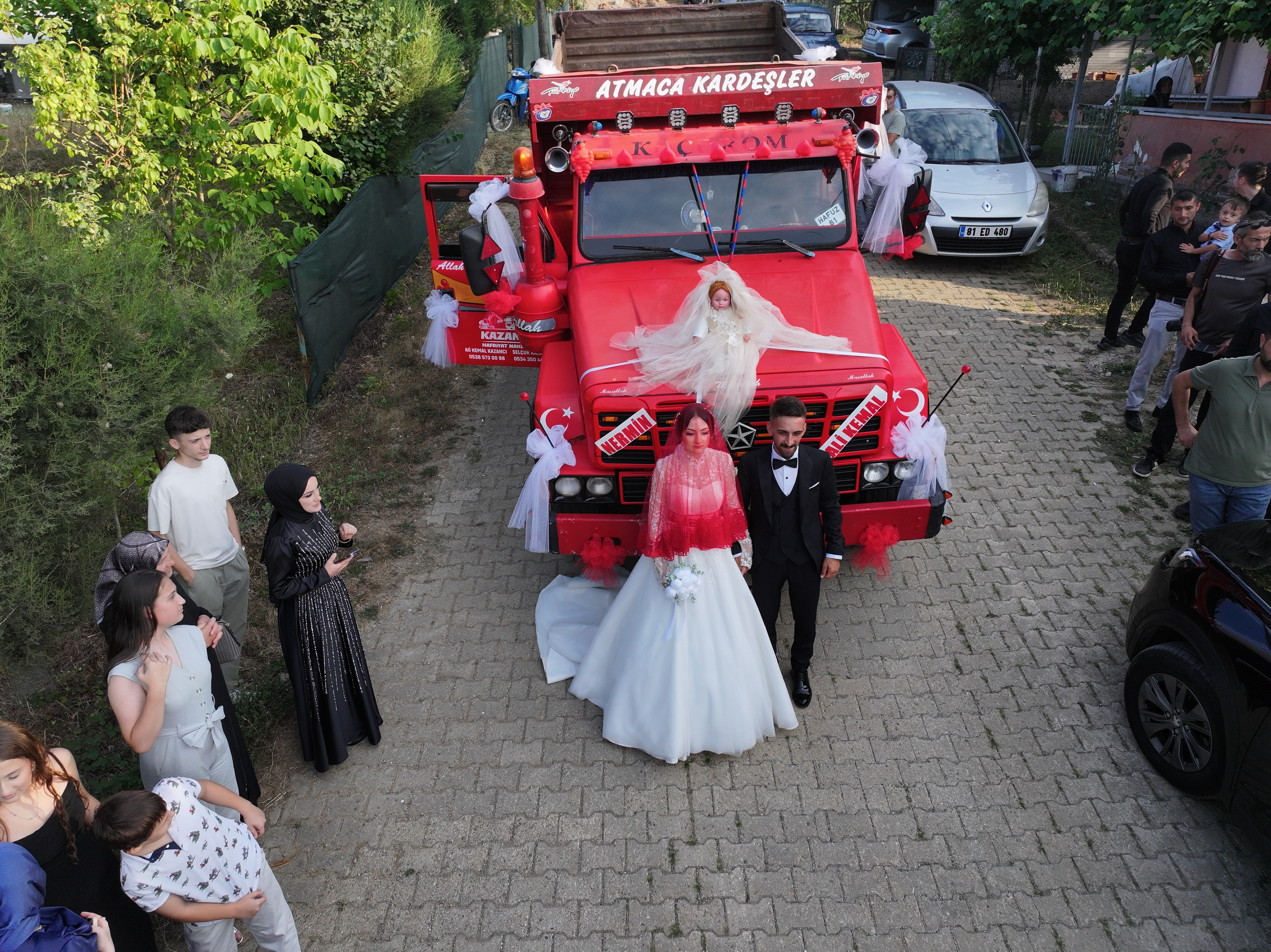 Kamyon şoföründen sıra dışı düğün: Süsledi, gelini aldı, şehir turu attı Kamyon şoföründen sıra dışı düğün: Süsledi, gelini aldı, şehir turu attı - 1. Resim