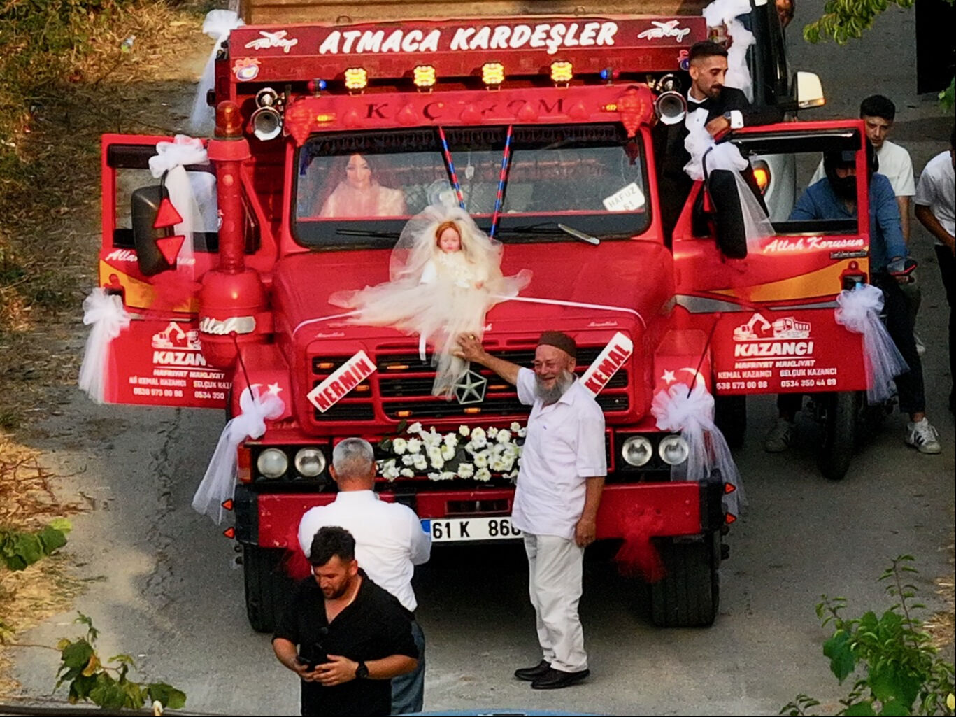Kamyon şoföründen sıra dışı düğün: Süsledi, gelini aldı, şehir turu attı Kamyon şoföründen sıra dışı düğün: Süsledi, gelini aldı, şehir turu attı - 3. Resim