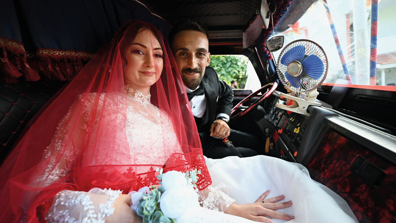 Kamyon şoföründen sıra dışı düğün: Süsledi, gelini aldı, şehir turu attı Kamyon şoföründen sıra dışı düğün: Süsledi, gelini aldı, şehir turu attı - 2. Resim