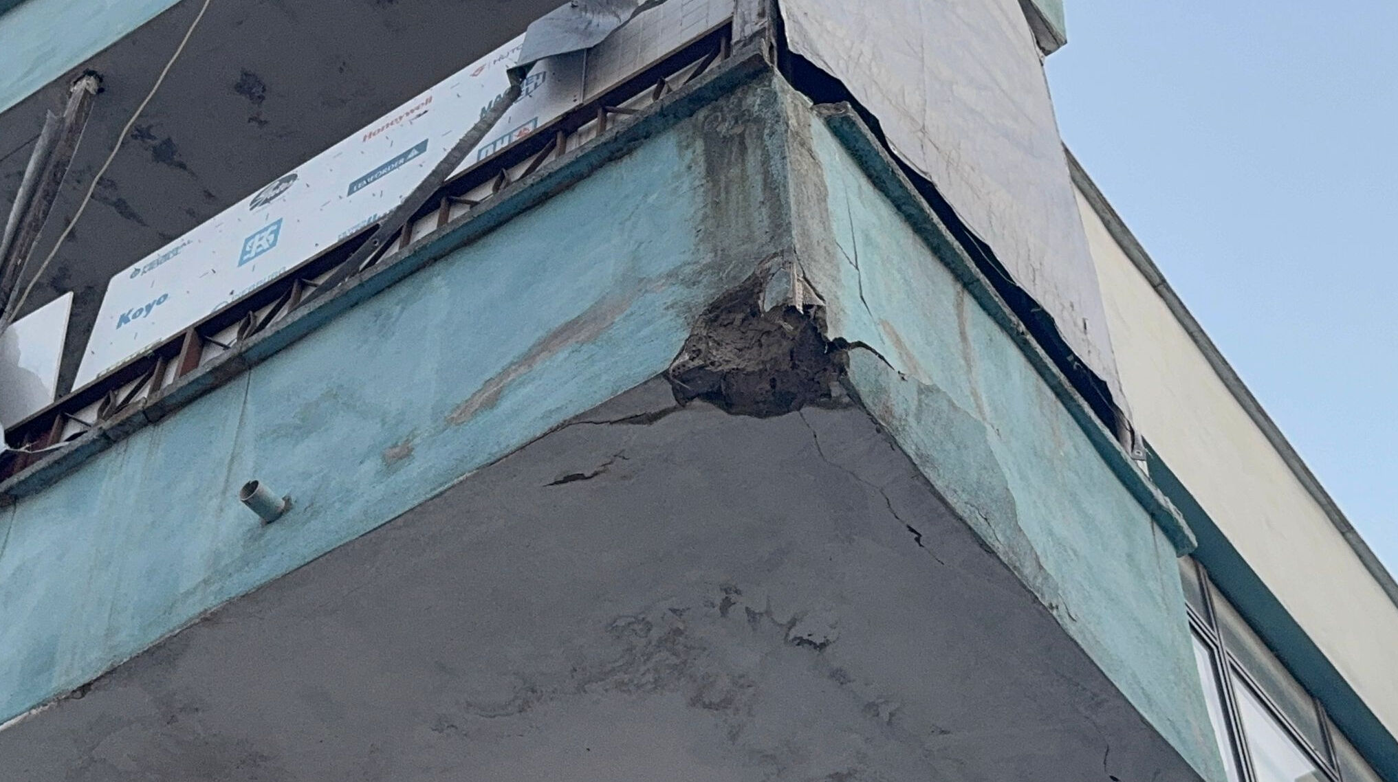 Küçükçekmece'de 2 katlı binanın çatısı çöktü Küçükçekmece'de 2 katlı binanın çatısı çöktü - 1. Resim