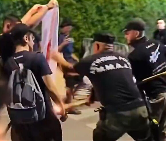 Rumlardan alçak provokasyon: KKTC bayrağını yakmak istediler! - 1. Resim