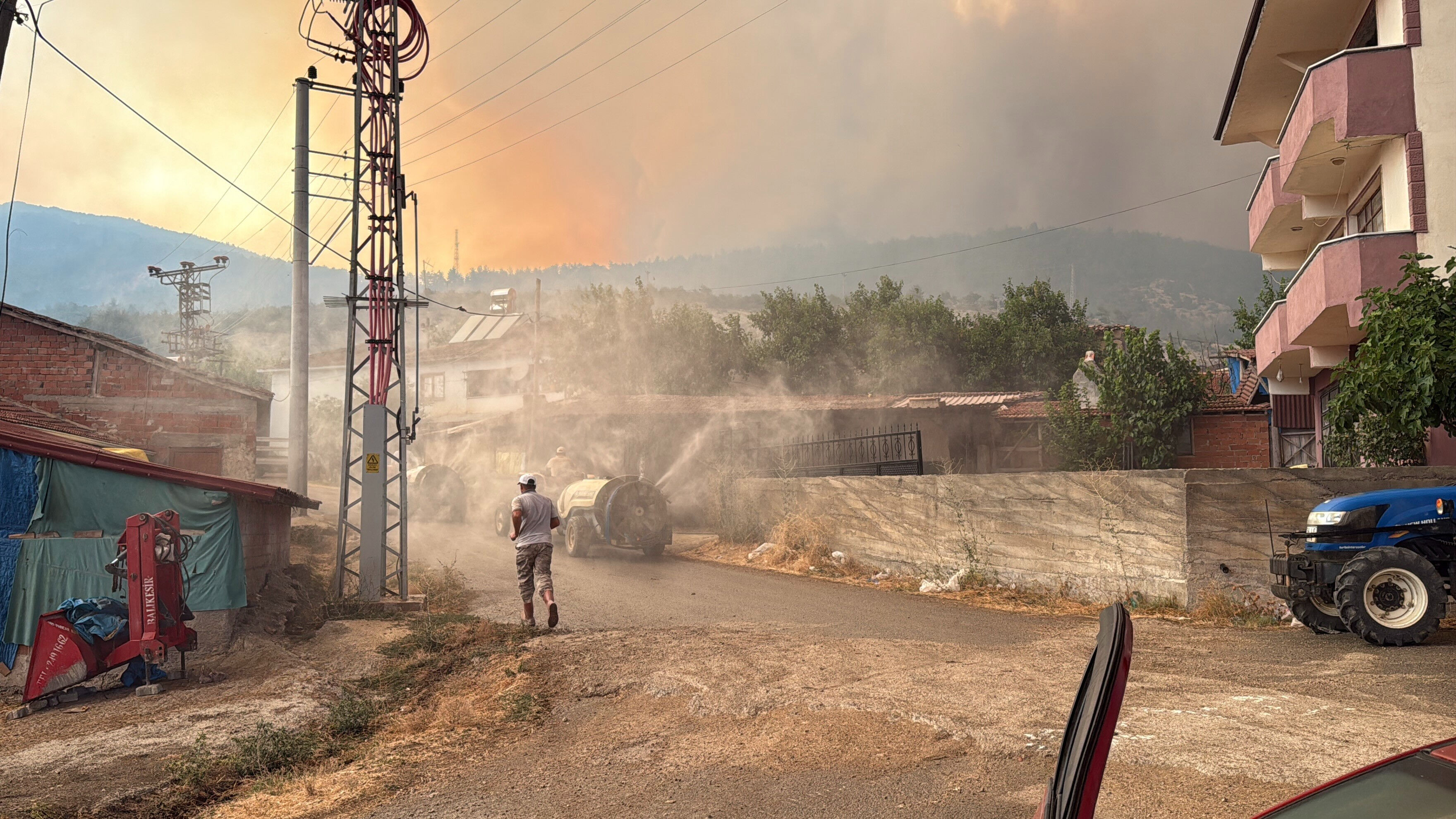 Sakarya, Bilecik ve Uşak'ta alevler yükseldi! Orman yangınında bir mahalle tahliye ediliyor - 4. Resim