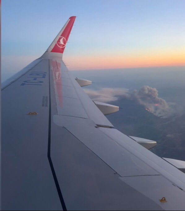 Sakarya, Bilecik ve Uşak'ta alevler yükseldi! Evler alev topuna döndü, tahliye başladı Sakarya'daki yangın yolcu uçağından böyle görüntülendi.