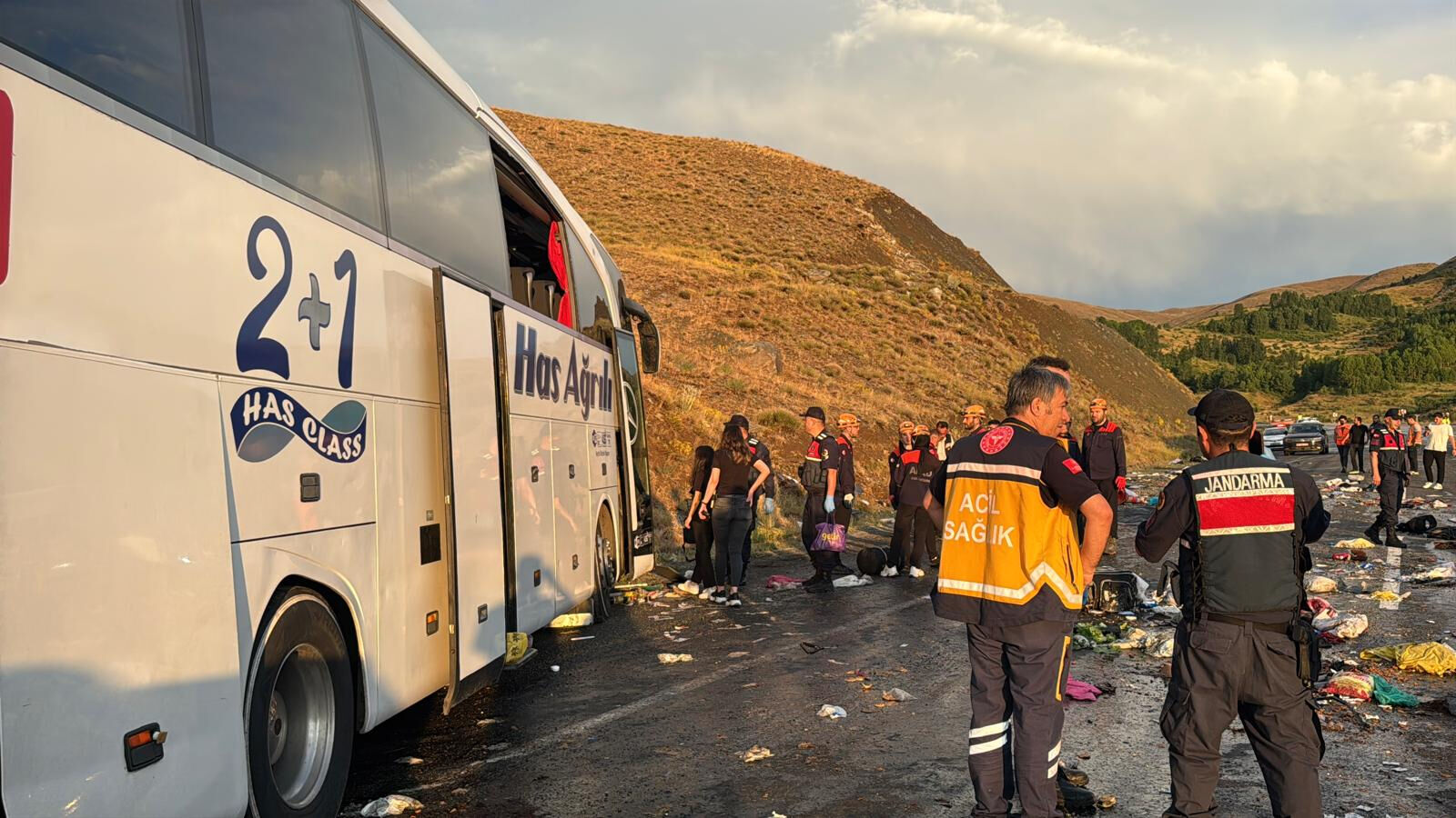 Sivas’ta yolcu otobüsü devrildi! Çok sayıda ölü ve yaralı var - 1. Resim
