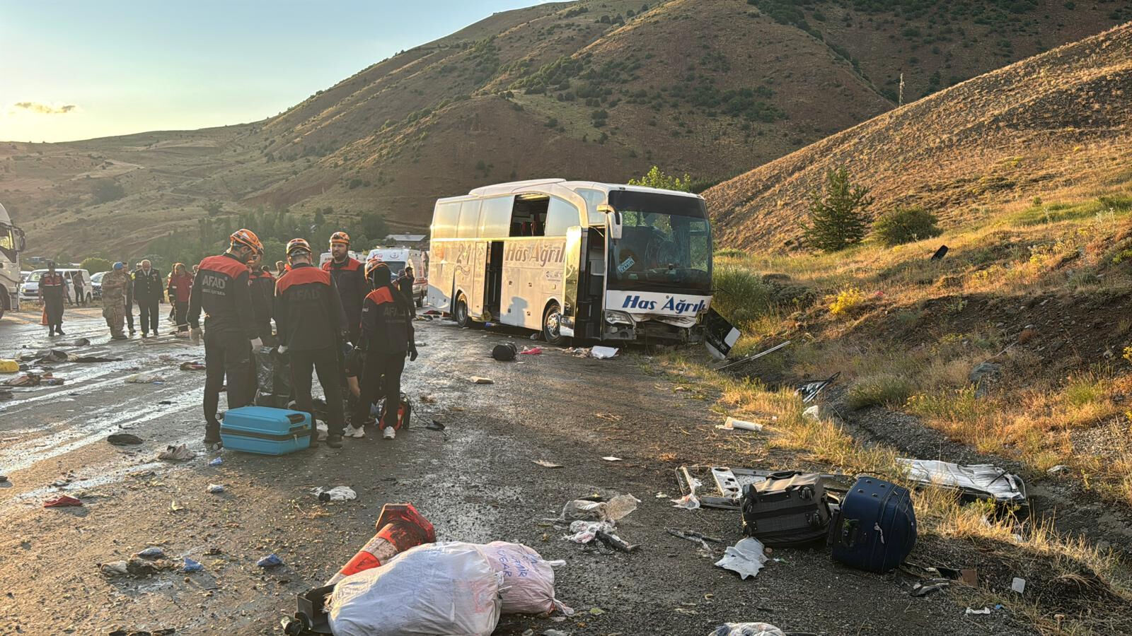 Sivas’ta yolcu otobüsü devrildi! Çok sayıda ölü ve yaralı var - 3. Resim