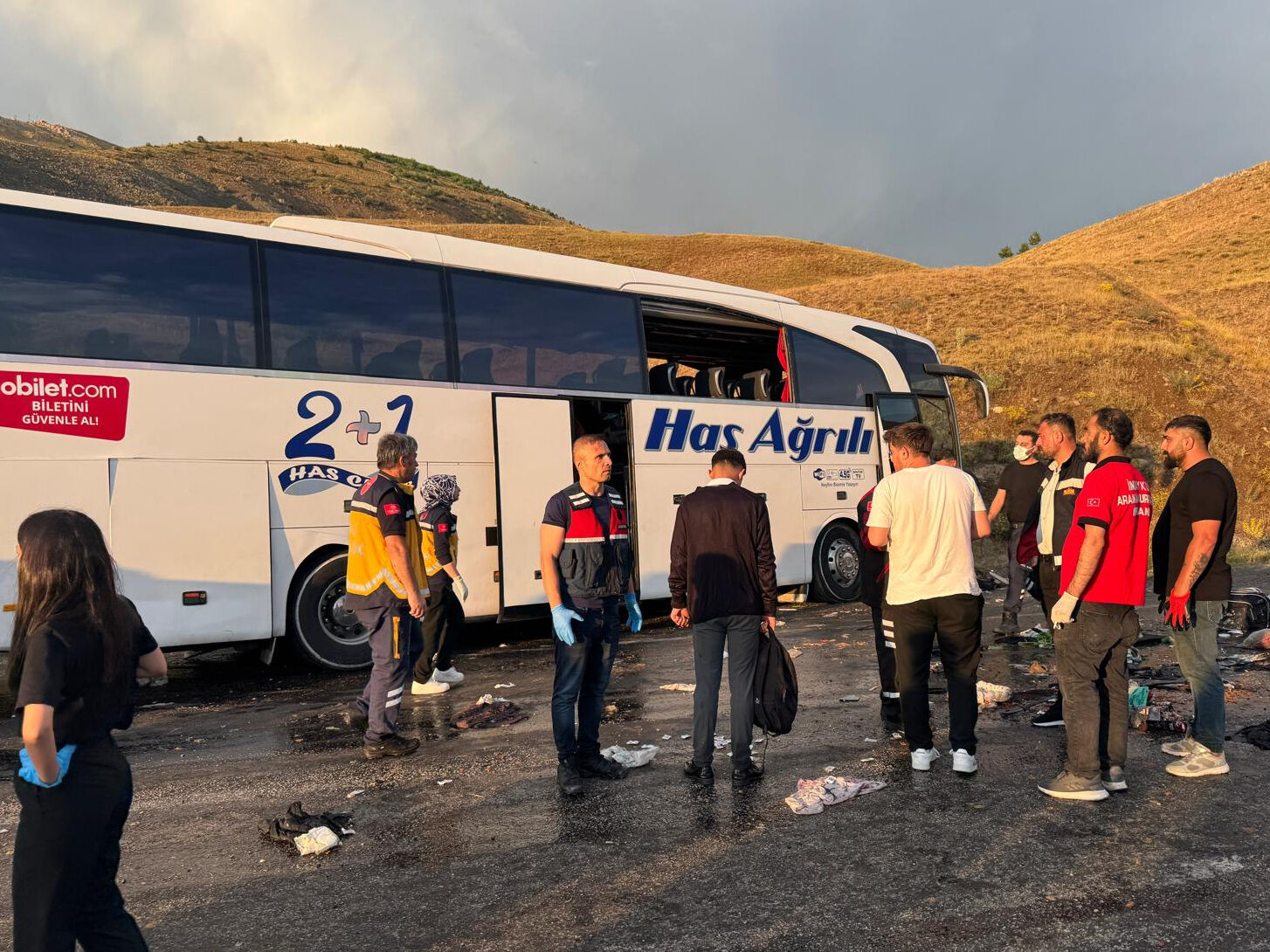 Sivas’ta yolcu otobüsü devrildi! Çok sayıda ölü ve yaralı var - 2. Resim