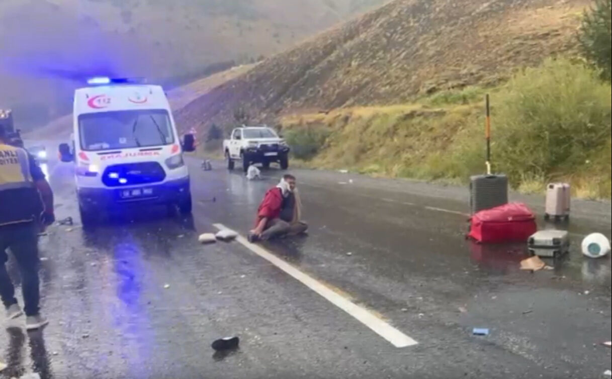 Sivas’ta yolcu otobüsü devrildi! Çok sayıda ölü ve yaralı var - 3. Resim