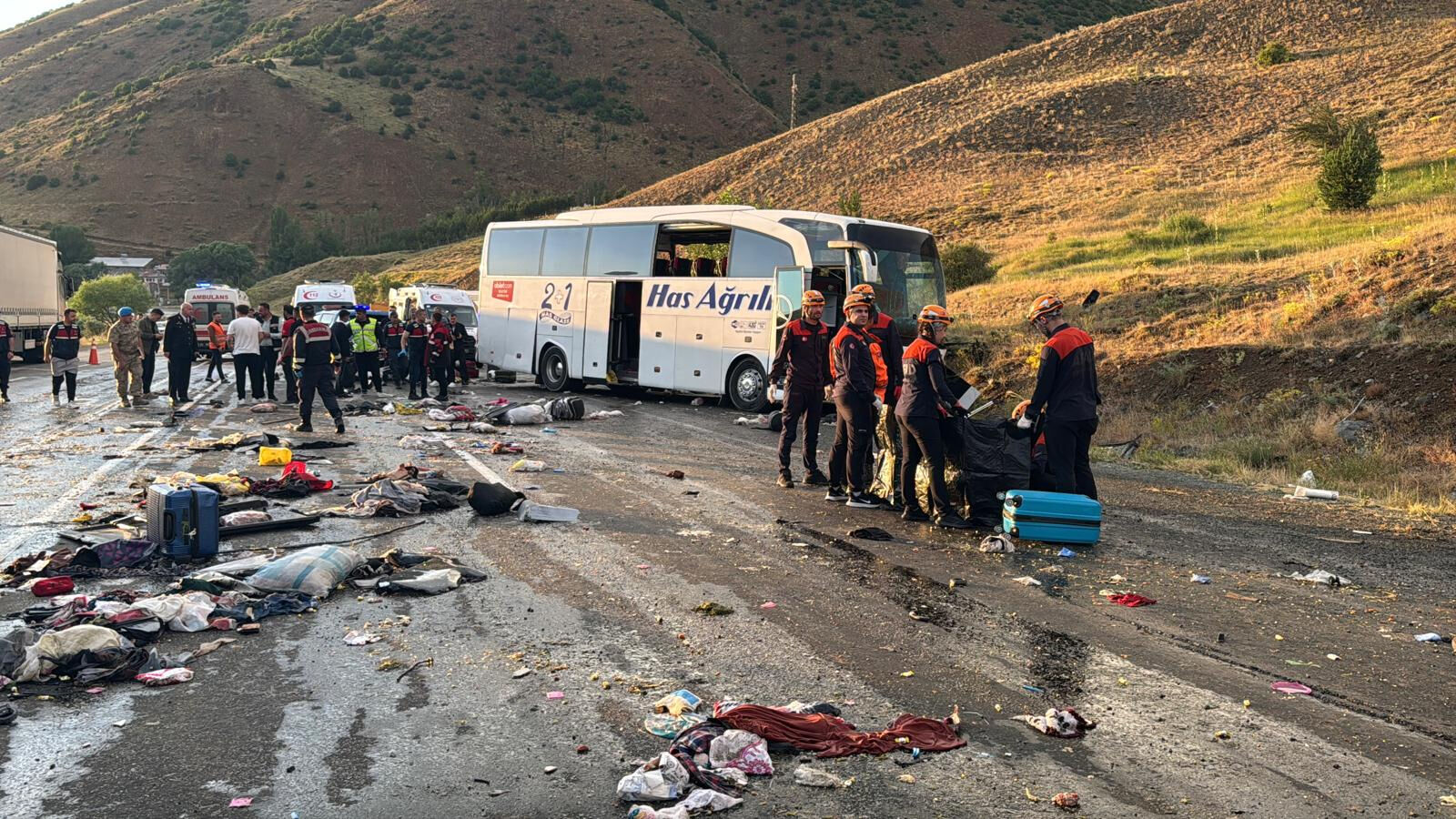 Sivas’ta yolcu otobüsü devrildi! Çok sayıda ölü ve yaralı var - 2. Resim