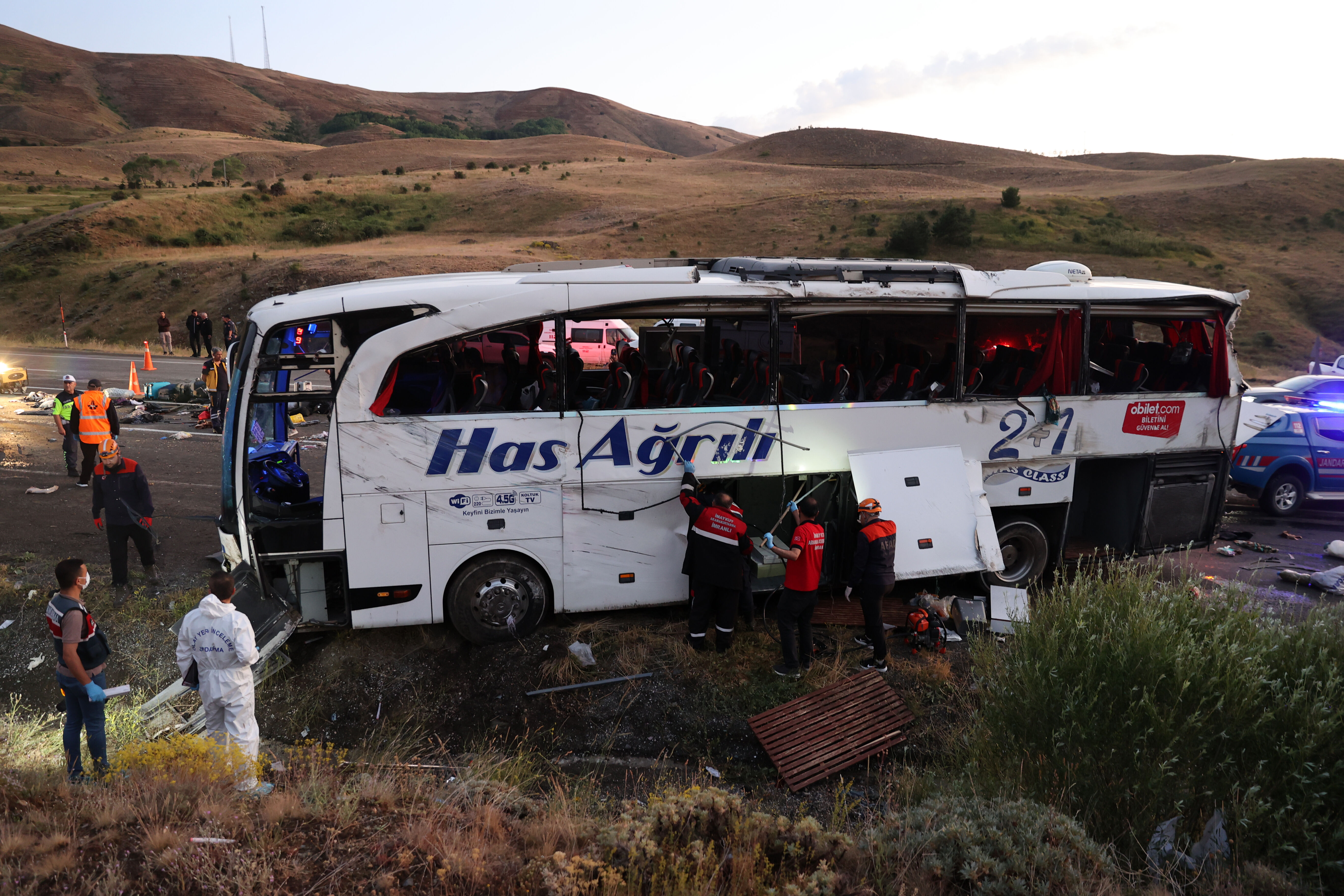 Sivas’ta yolcu otobüsü devrildi! Çok sayıda ölü ve yaralı var - 7. Resim