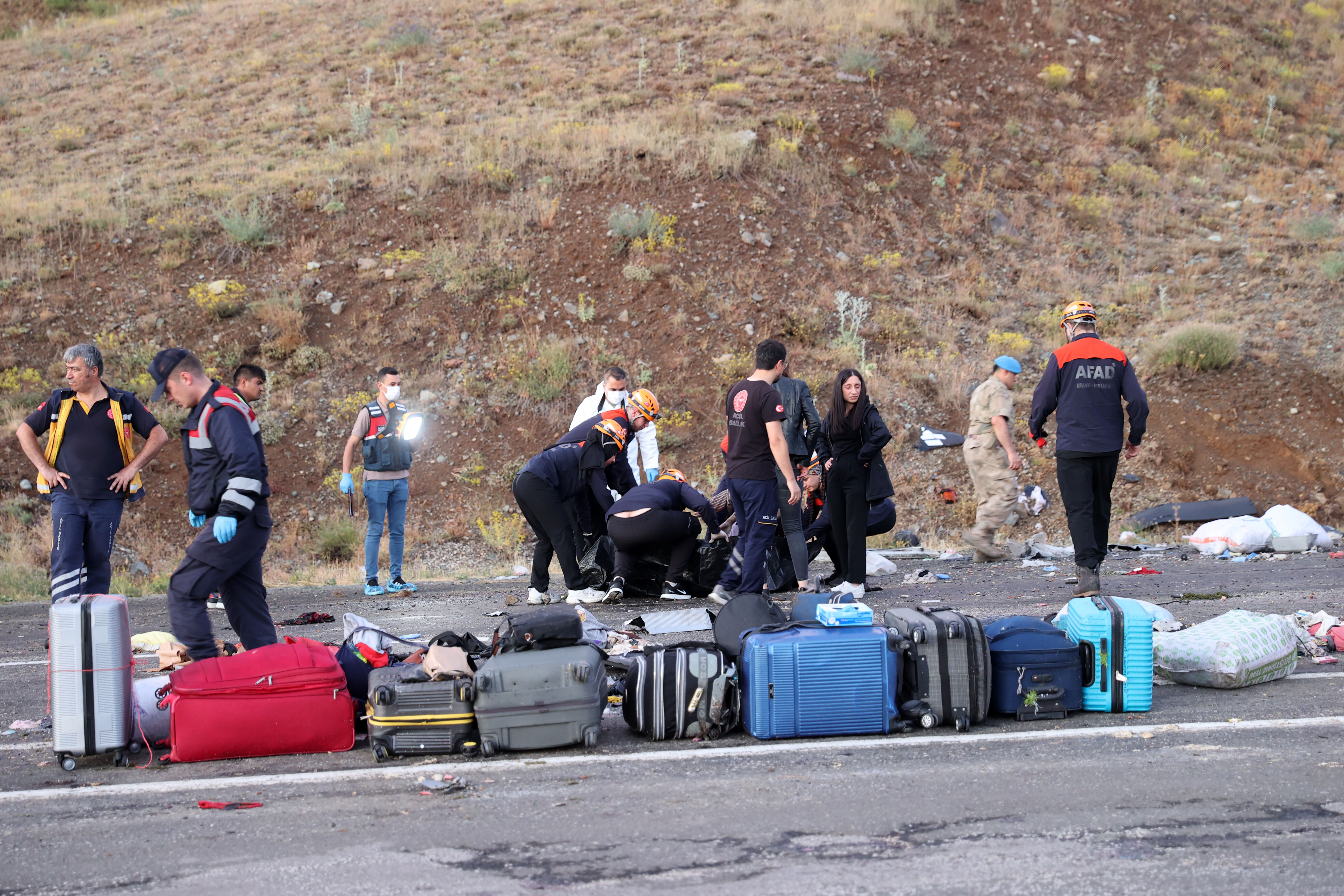 Sivas’ta yolcu otobüsü devrildi! Çok sayıda ölü ve yaralı var - 8. Resim