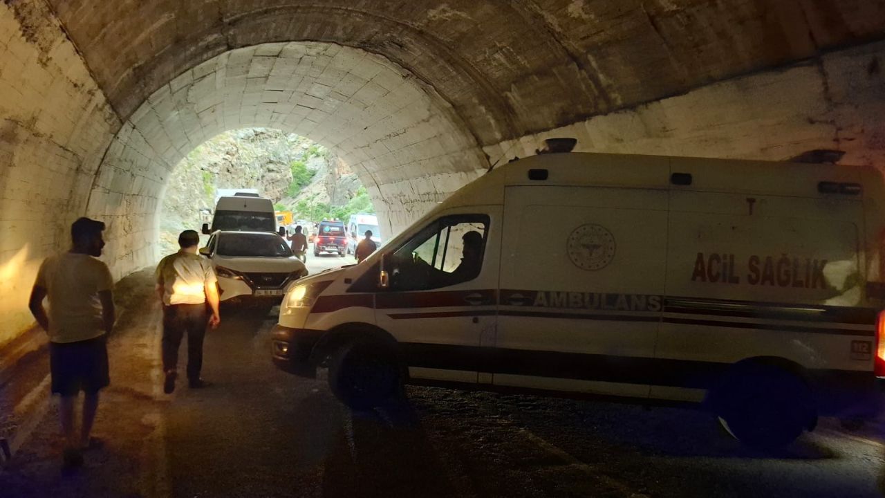 Tunceli&#039;de feci kaza! Otomobil ile minibüs çarpıştı, bilanço ağır