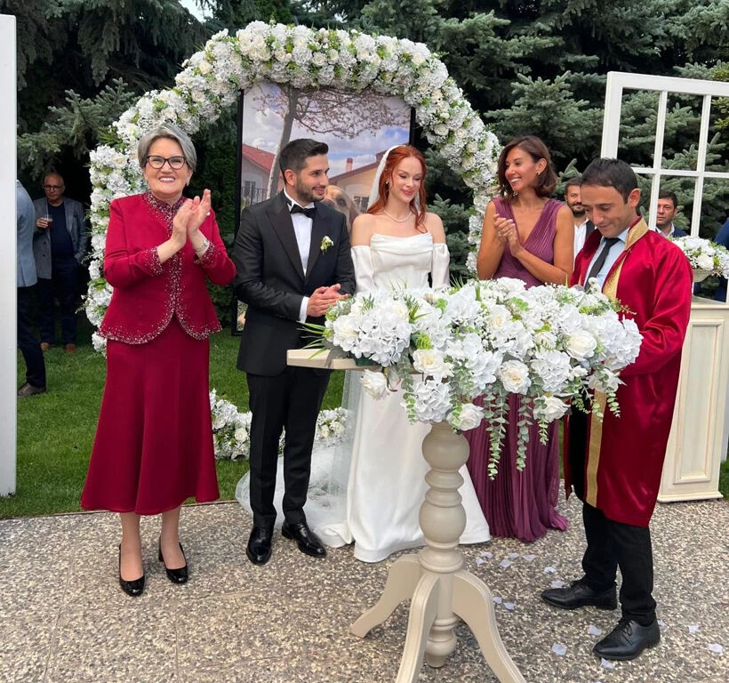 Yeni imajıyla gündem oldu! Meral Akşener sarı saçlarından vazgeçti - 1. Resim