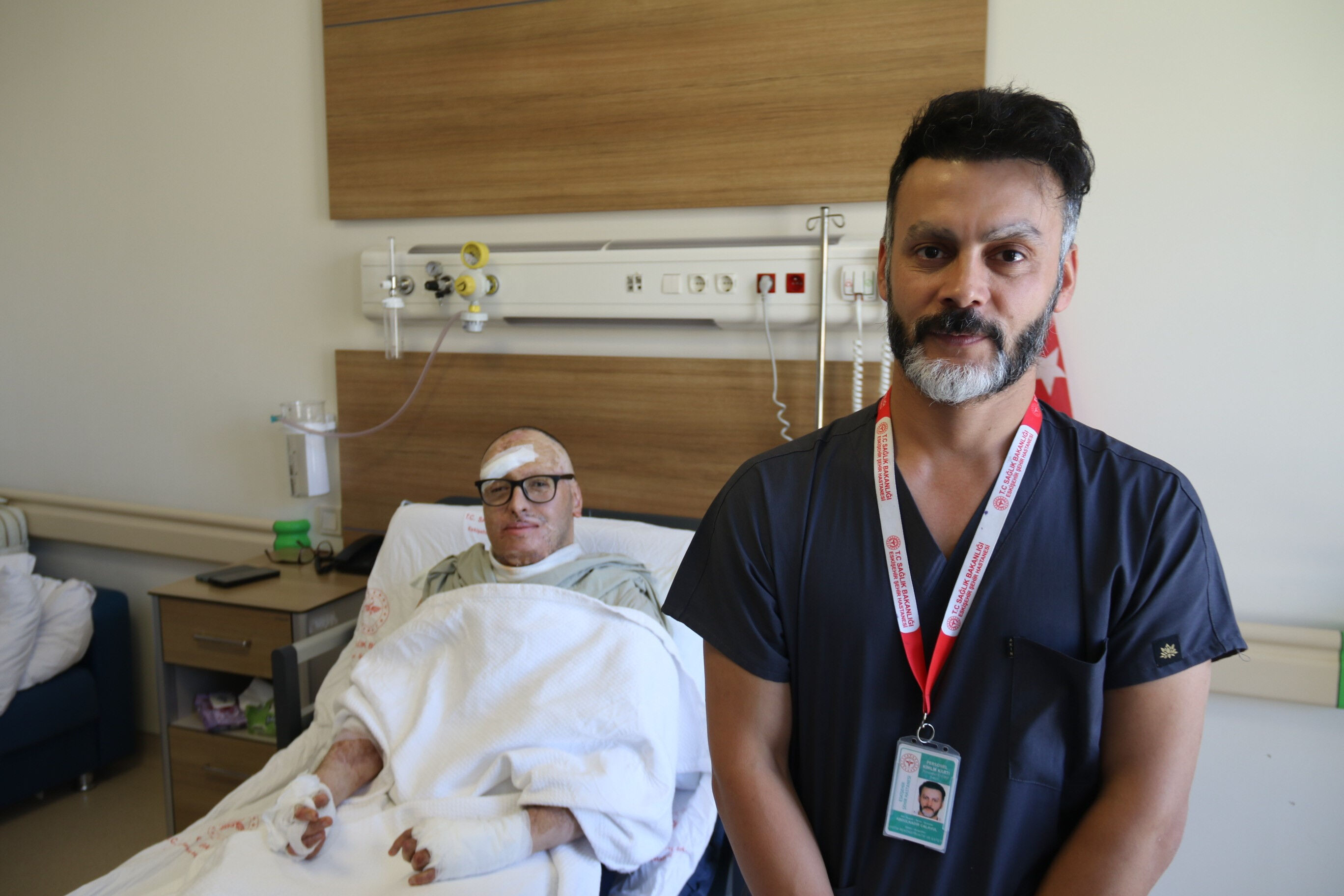 6 bin voltluk elektrik çarptı, ölmedi! Azerbaycan'dan Eskişehir'e getirilen mühendisin elleri hareket etmeye başladı - 4. Resim