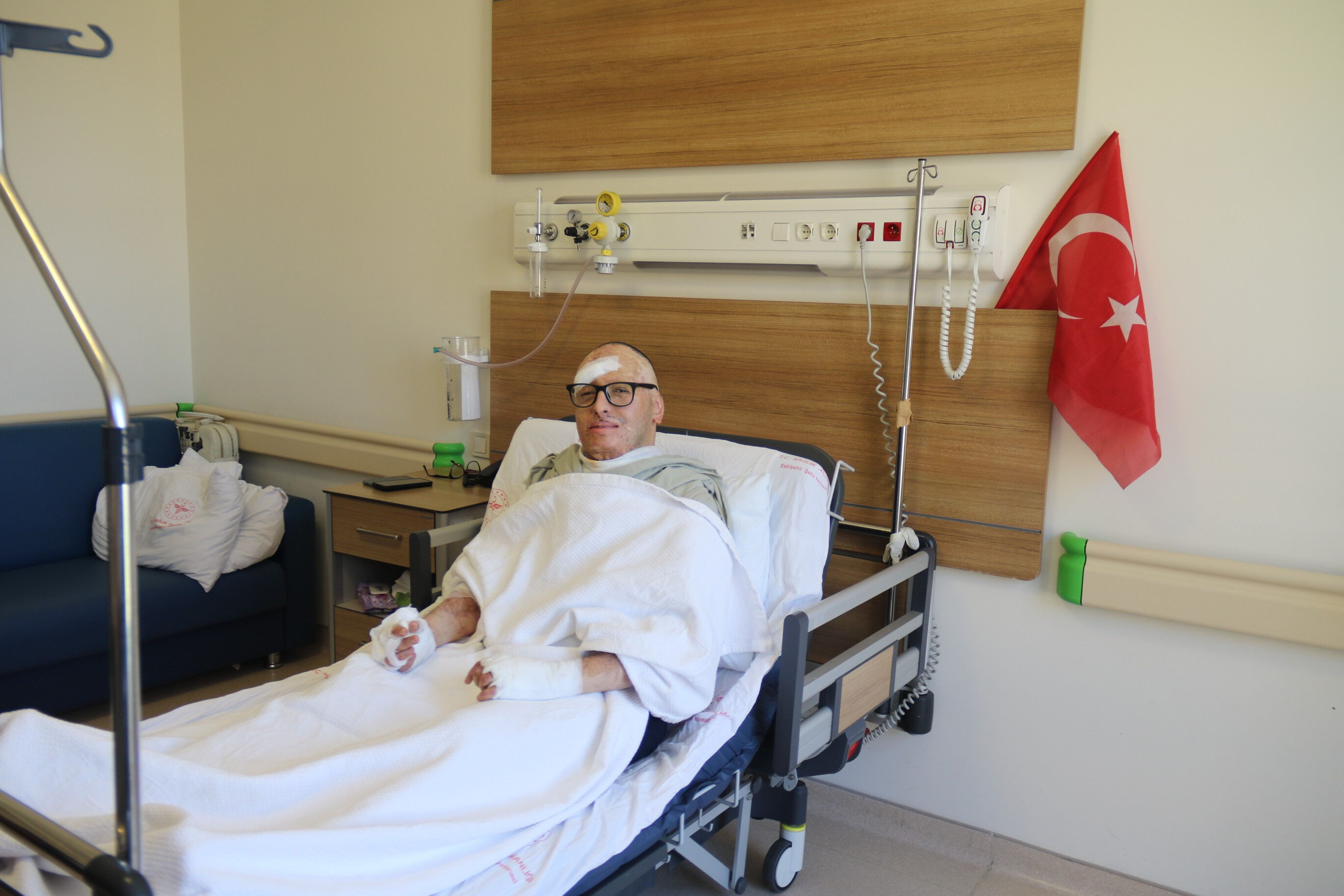 6 bin voltluk elektrik çarptı, ölmedi! Azerbaycan'dan Eskişehir'e getirilen mühendisin elleri hareket etmeye başladı - 1. Resim