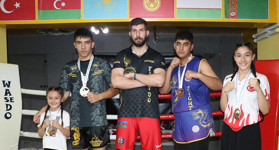 Bir evde 3 şampiyon! Altın madalyayla dönen kardeşler görenleri şaşırtıyor - 1. Resim