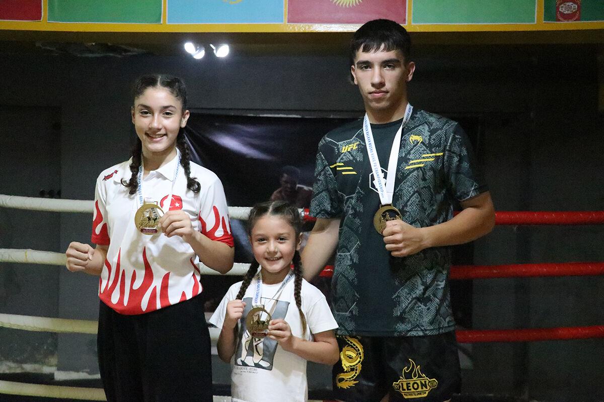 Bir evde 3 şampiyon! Altın madalyayla dönen kardeşler görenleri şaşırtıyor - 2. Resim