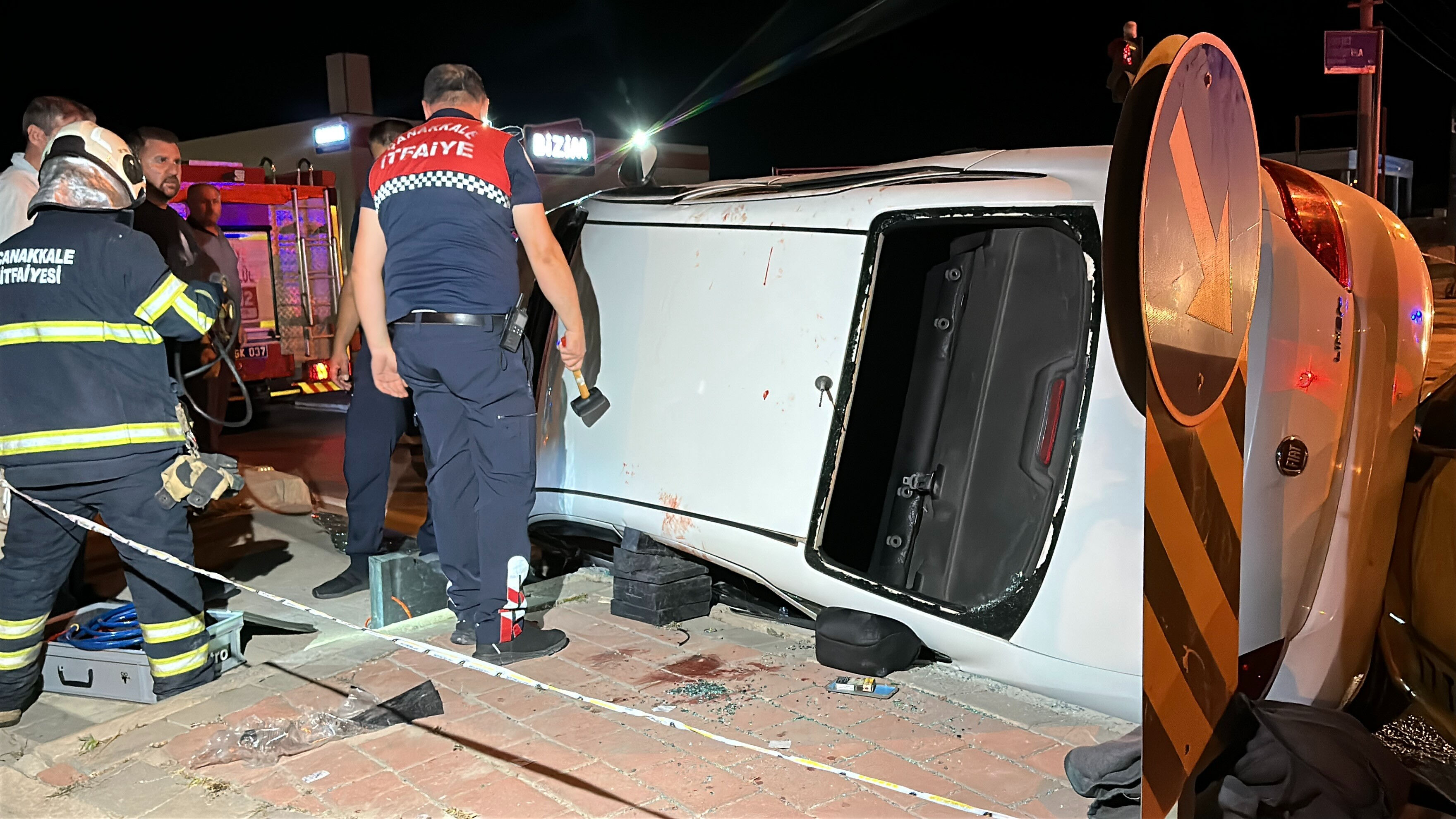 Çanakkale'de yürekleri ağza getiren kaza: 8 yaralı - 1. Resim