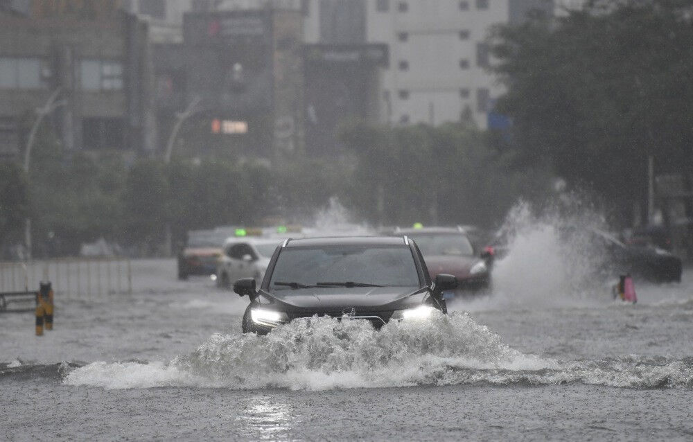 &Ccedil;in'i tayfun vurdu! Y&uuml;zlerce kişi ge&ccedil;ici sığınaklara sığındı: 80 bin yolcu... - 1. Resim