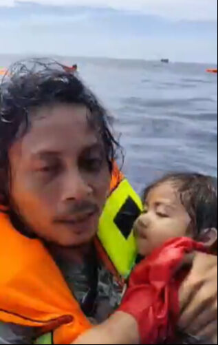 Denizin ortasında alev alev yanmıştı! Feribottan kurtardığı kızını böyle sakinleştirdi - 3. Resim