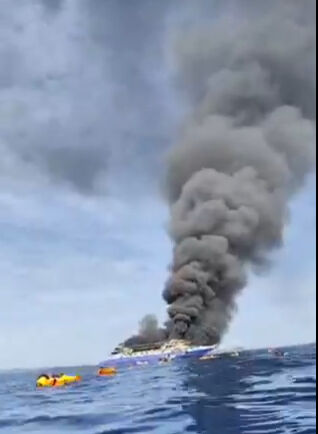 Denizin ortasında alev alev yanmıştı! Feribottan kurtardığı kızını böyle sakinleştirdi - 1. Resim