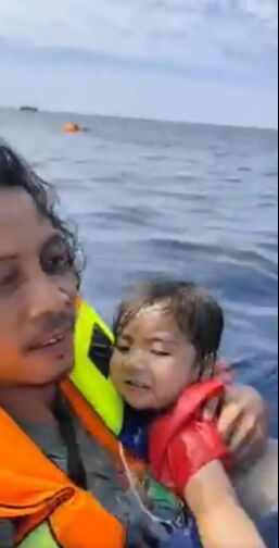 Denizin ortasında alev alev yanmıştı! Feribottan kurtardığı kızını böyle sakinleştirdi - 2. Resim