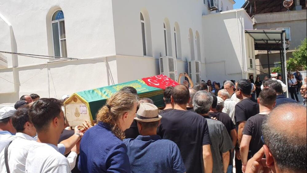 Evinde ölü bulunan yarış spikeri Esen Gök son yolculuğuna uğurlandı Evinde ölü bulunan yarış spikeri Esen Gök son yolculuğuna uğurlandı - 1. Resim