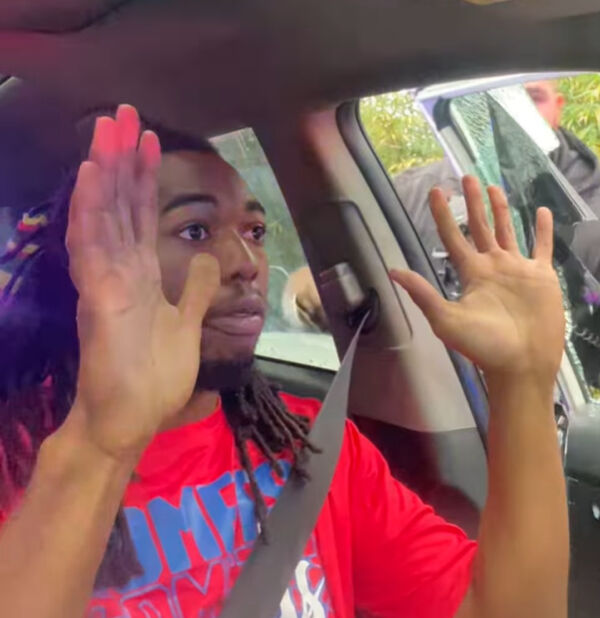 'Far' kavgası kanlı bitti! Polis, genç sürücüye saldırdı: Dehşet anları kamerada - 1. Resim