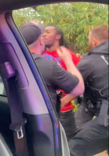 'Far' kavgası kanlı bitti! Polis, genç sürücüye saldırdı: Dehşet anları kamerada - 2. Resim