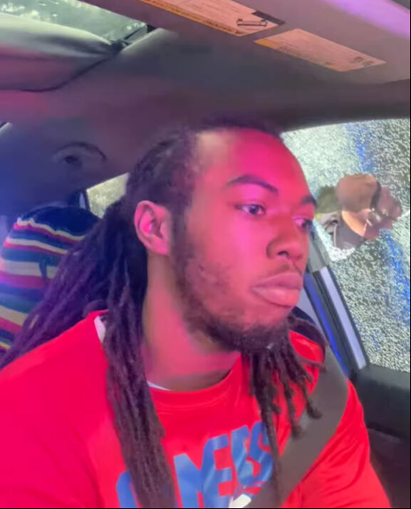 'Far' kavgası kanlı bitti! Polis, genç sürücüye saldırdı: Dehşet anları kamerada - 3. Resim