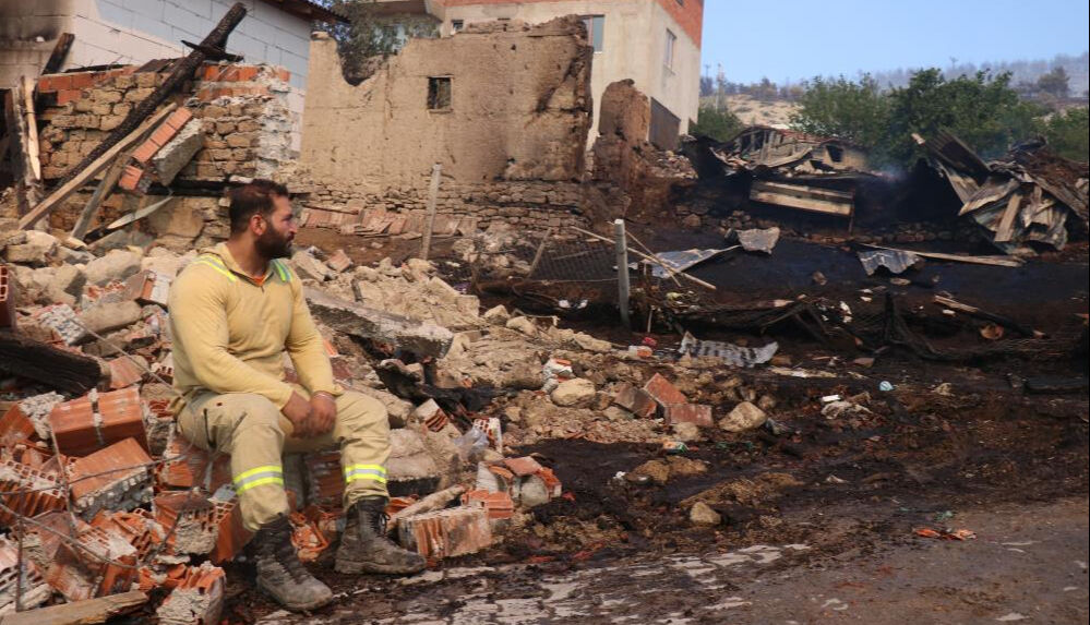 Felaketin boyutu gün ağarınca ortaya çıktı! Sakarya'daki orman yangını evleri kül etmiş - 3. Resim