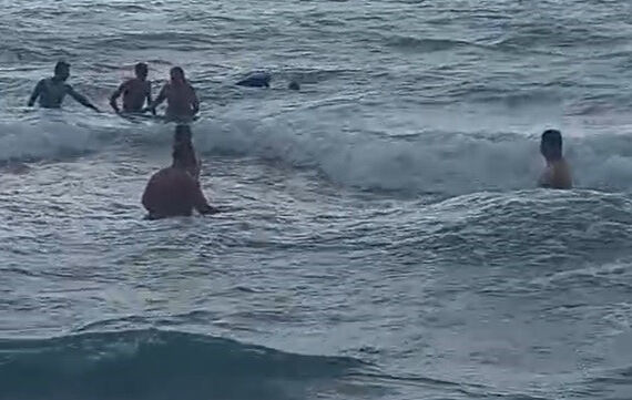 Hiç beklemediği anda rip akıntısına kapıldı, bütün plaj harekete geçti - 1. Resim