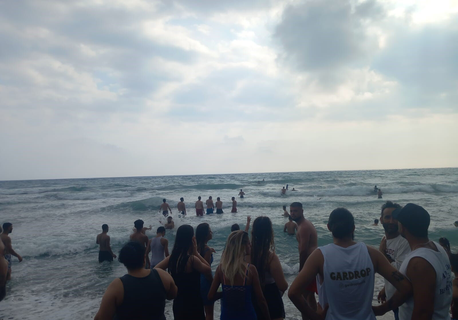 Hiç beklemediği anda rip akıntısına kapıldı, bütün plaj harekete geçti - 2. Resim