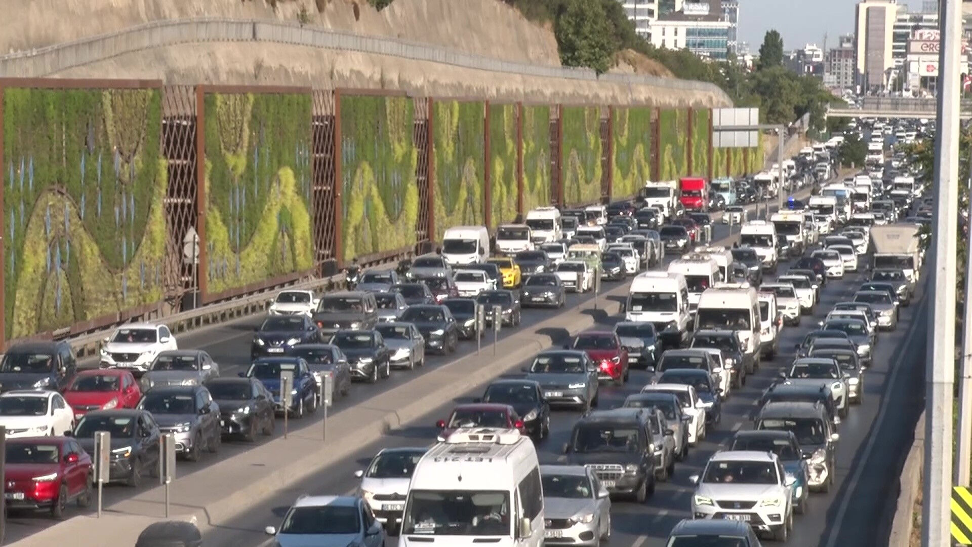 İstanbul'da iş çıkışı trafik durma noktasına geldi! Her iki istikamette uzun kuyruklar oluştu - 3. Resim