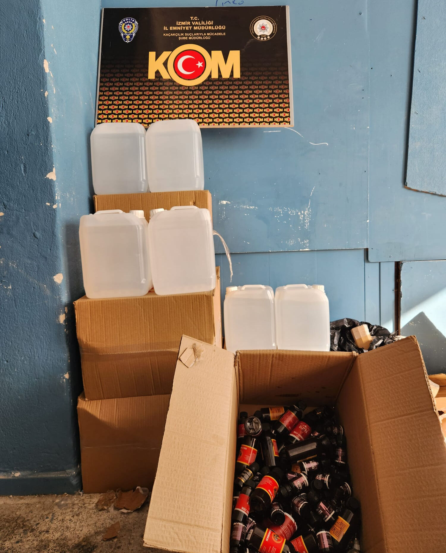 İzmir'de sahte alkol operasyonu! Tonlarcasına el konuldu - 1. Resim