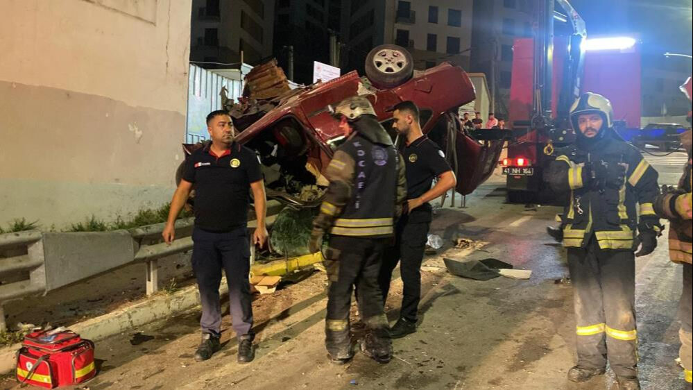Kocaeli'de alkollü sürücü dehşeti! Araç bariyere saplandı: Ölüm haberleri geldi - 3. Resim