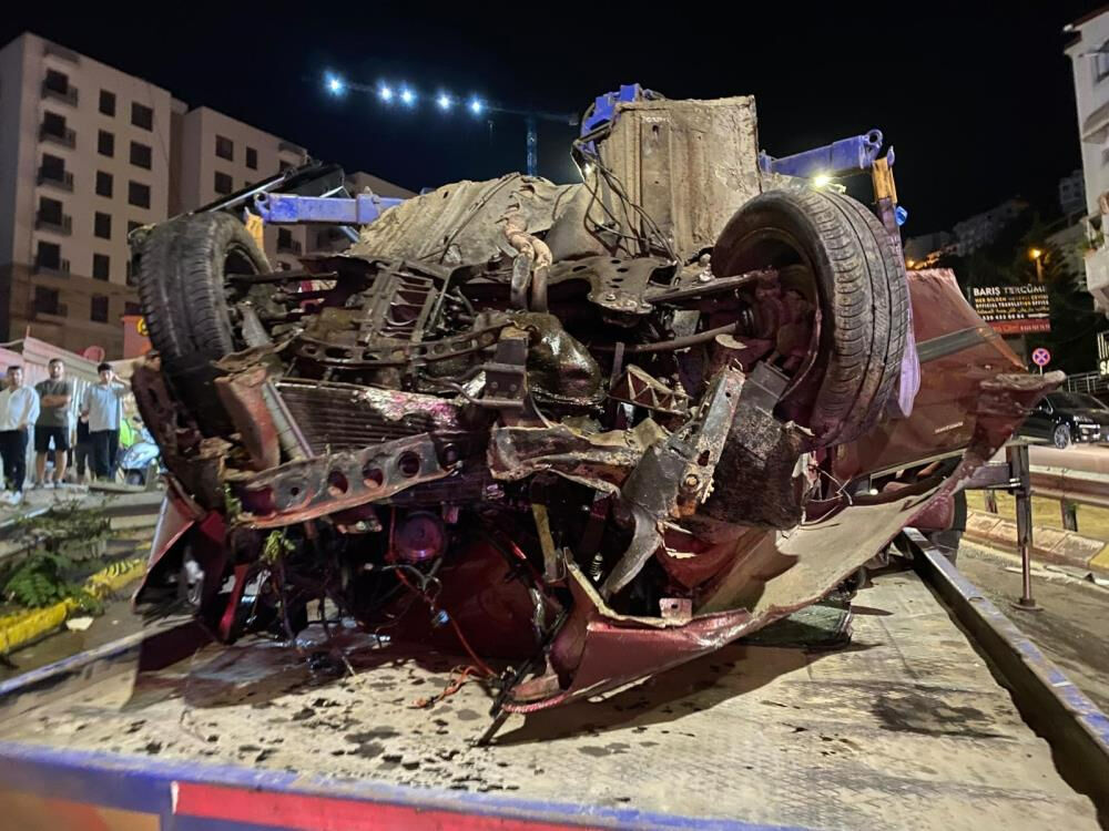 Kocaeli'de alkollü sürücü dehşeti! Araç bariyere saplandı: Ölüm haberleri geldi - 1. Resim