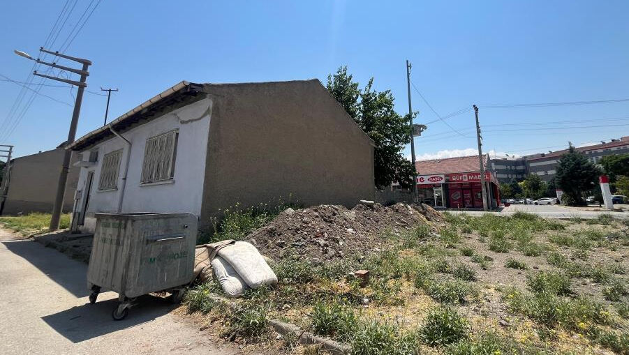 Sahibi vefat etti, levye ile kapıyı kırıp evi sahiplendiler! - 2. Resim